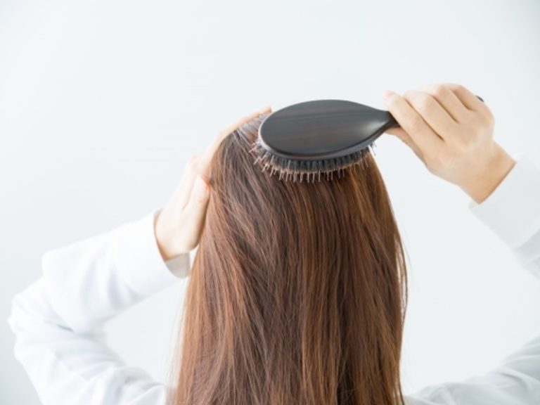 つむじはげを改善する方法｜頭頂部や分け目が薄くなる原因と対策 iqumore ／ イクモア：女性の薄毛や抜け毛対策。いつまでもきれいな髪を