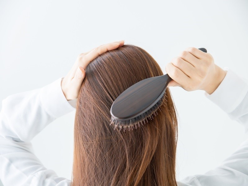 女性のつむじ割れの原因と対策方法｜ハゲを隠せる髪型から見分け方まで解説 iqumore ／ イクモア：女性の薄毛や抜け毛対策。いつまでも