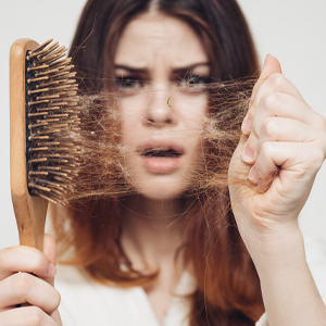 女性抜け毛～原因と対策とは！髪のボリュームアップで印象が変わる