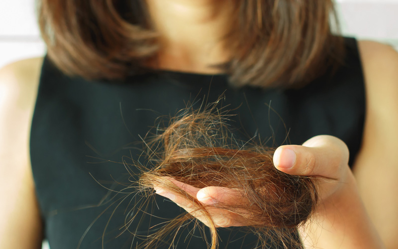 女性の髪の毛が抜ける原因は病気のサインかもしれない！